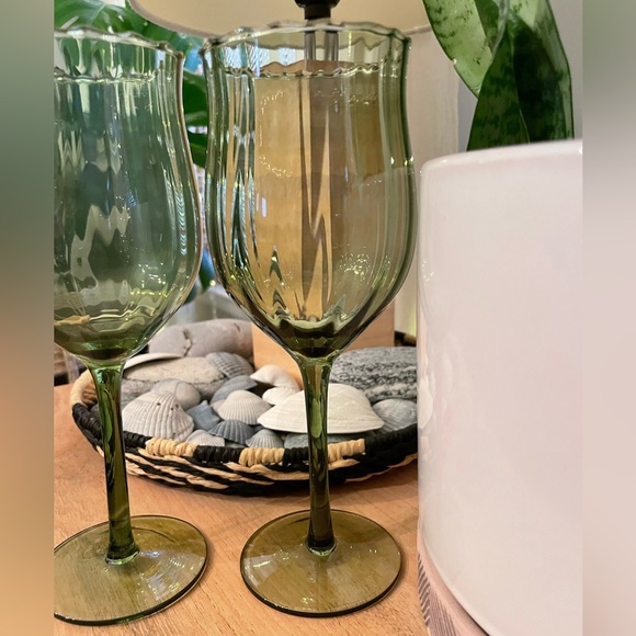 🍷Set of 4 Elegant Green Wine Glasses - Picture 8 of 11